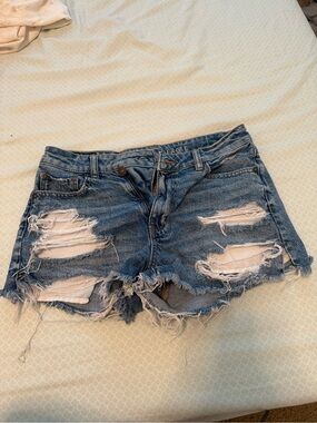 American Eagle Strigid Denim Mom Short Medium Tinted Indigo Distressed